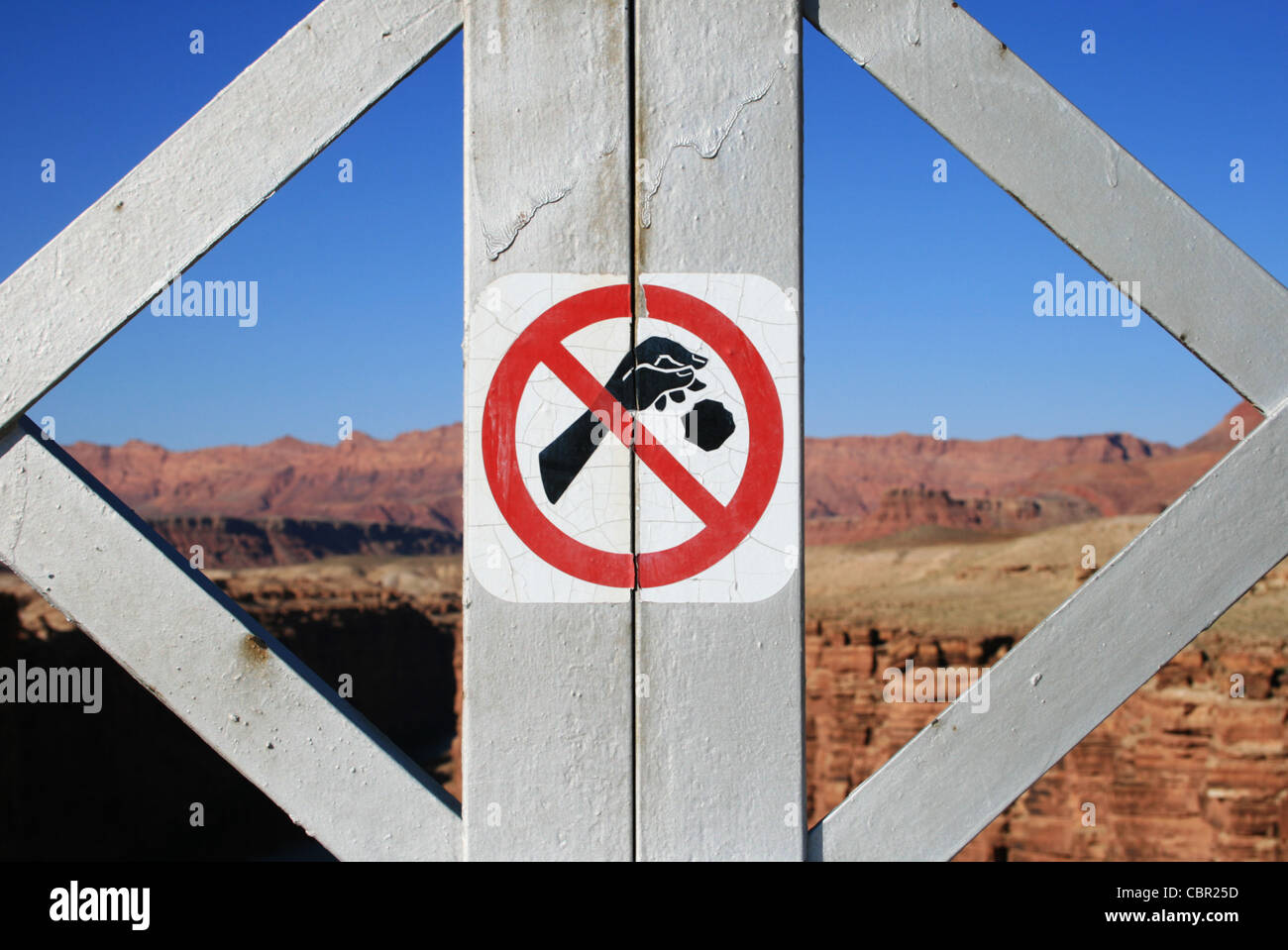 No throwing sign on the side of a bridge over a canyon Stock Photo