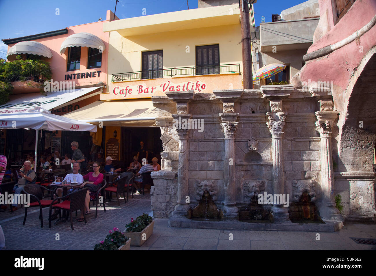 The Venetian Rimondi Fountain and cafe, Rethymnon, Crete, Greece. Stock Photo