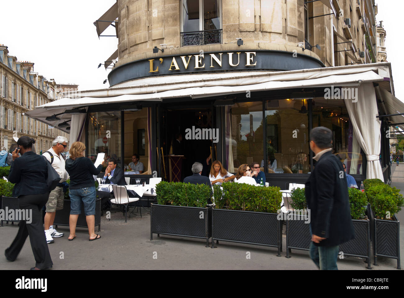 Paris, France, French Bistro Trendy Restaurant Café, 'L'Avenue', Luxury, Front, (Ave. Montaigne) exterior, busy street scene Stock Photo