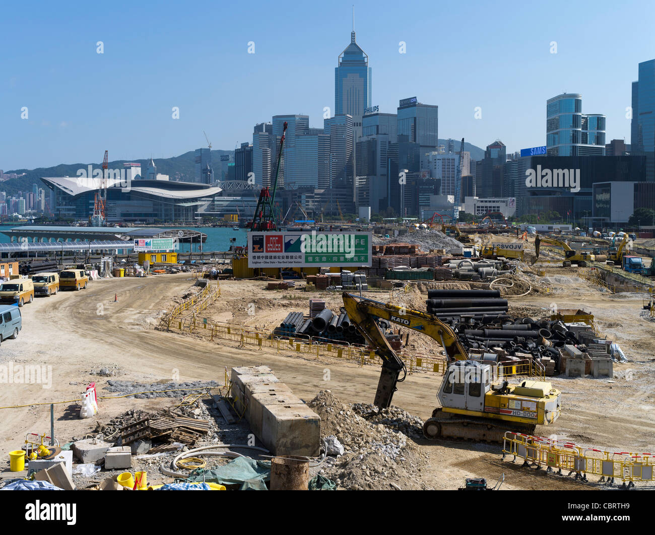 dh CENTRAL HONG KONG Mechanical digger building site reclaiming land for Central Wan Chai bypass Stock Photo