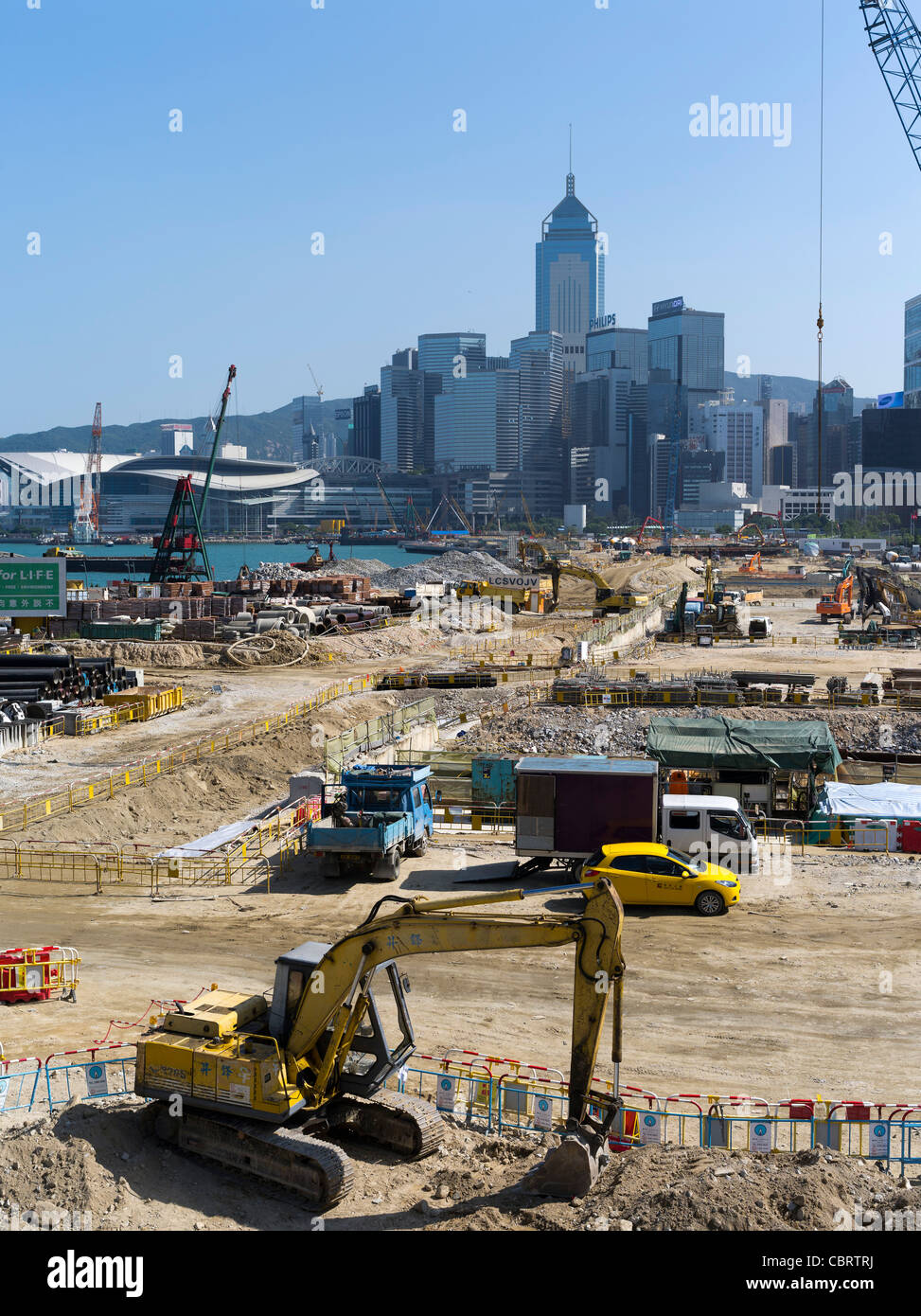 dh  CENTRAL HONG KONG Mechanical digger building site reclaiming land for Central Wan Chai bypass Stock Photo