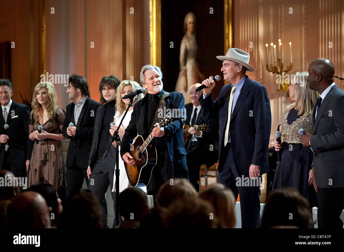 Performers gather onstage for the grand finale of the “Country Music: In Performance at the White House” concert in the East Room of the White House November 21, 2011 in Washington, DC. Pictured, from left, are: Lyle Lovett, Alison Krauss, The Band Perry, Kris Kristofferson, James Taylor Stock Photo