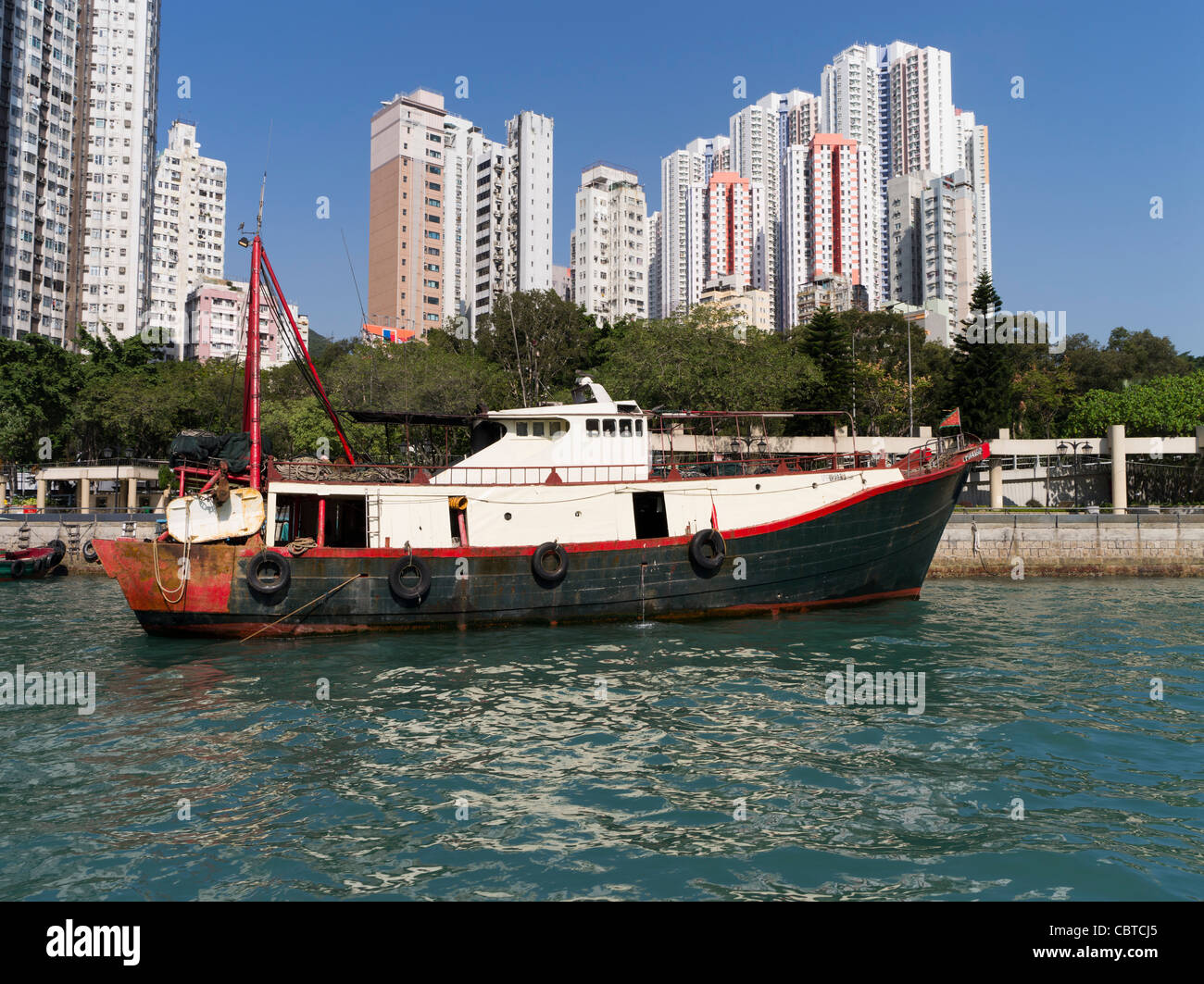 dh Harbour boat ABERDEEN HONG KONG Fishing Junk in anchorage high rise residential flats boat chinese china east deep sea vessel boats Stock Photo