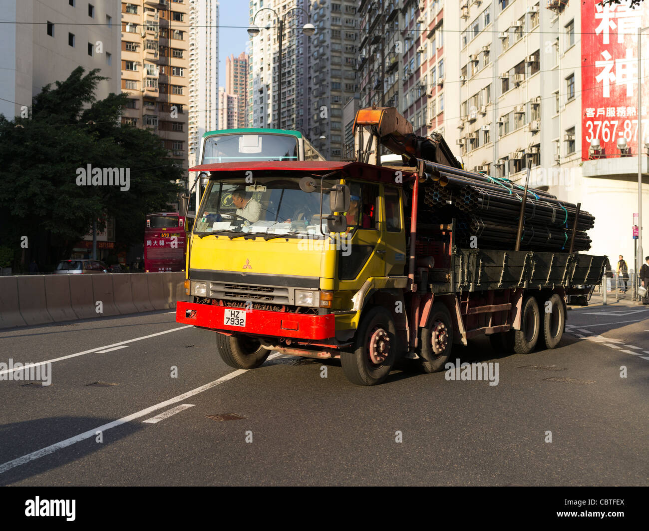 dh  CAUSEWAY BAY HONG KONG Hong Kong lorry Kings Road traffic truck china heavy trucks Stock Photo