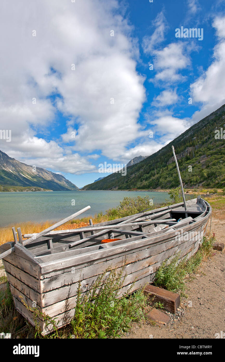 A replica of one of the boats used by de gold stampeders on their way to the Klondike in 1898. Lake Bennett. Canada Stock Photo