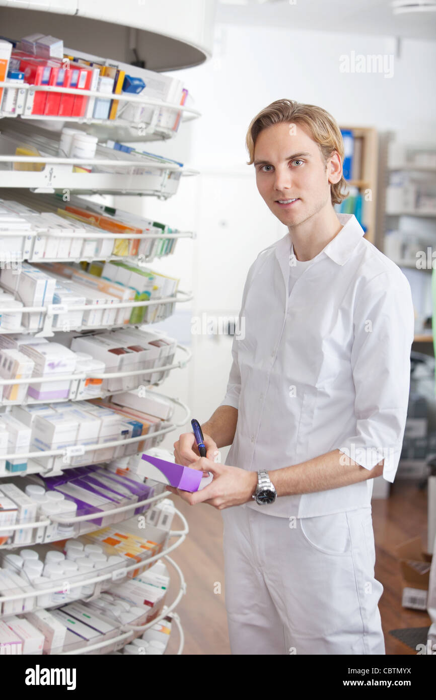 профессии в аптеке. фармацевт мужчина фото. аптекарь мужчина. кто работает в аптеке. фото молодого парня поставщика в аптеку.