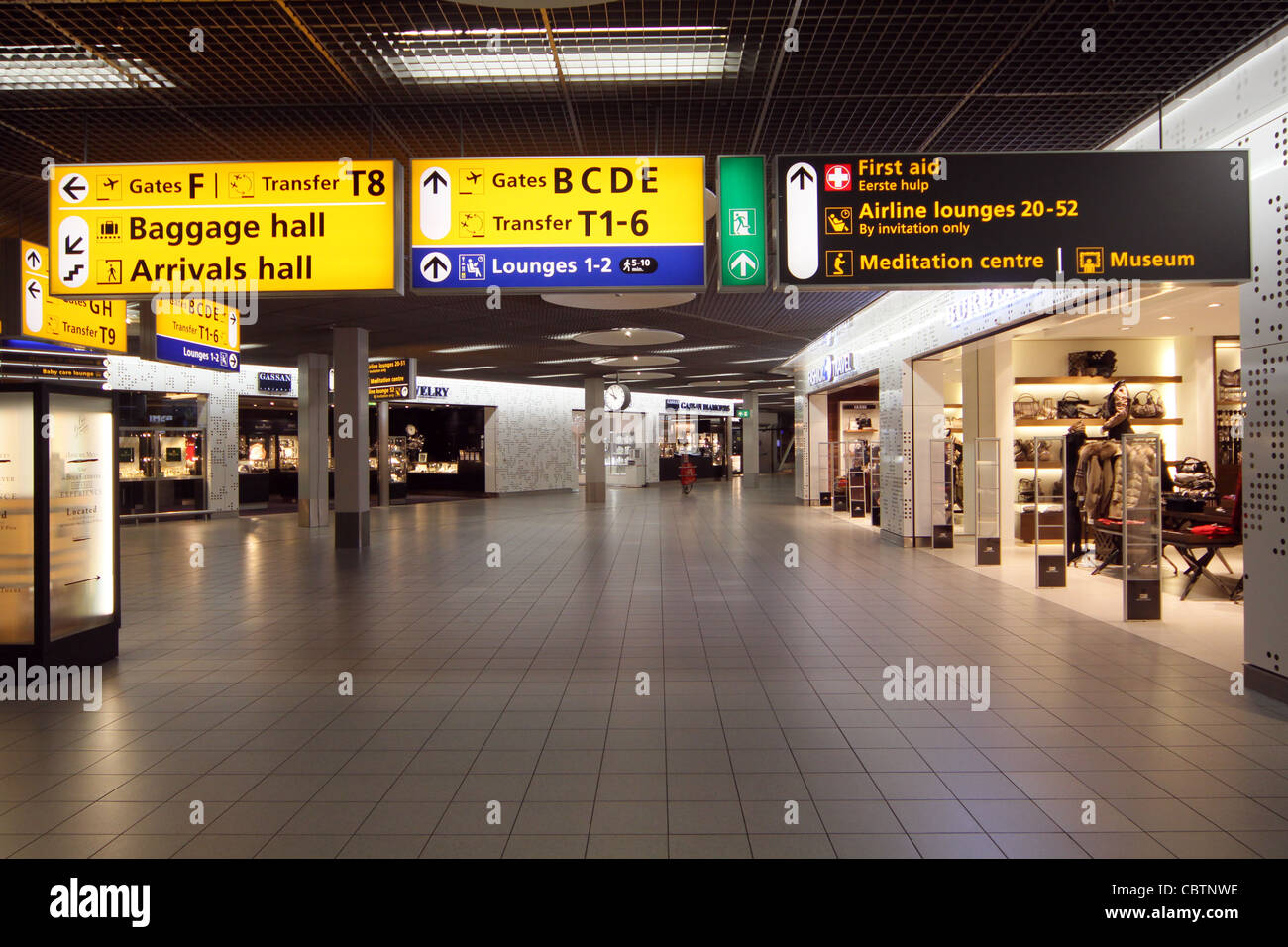 AIRPORT DIRECTION SIGNS & CONCOURSE SCHIPHOL AIRPORT AMSTERDAM HOLLAND 24 November 2011 Stock Photo