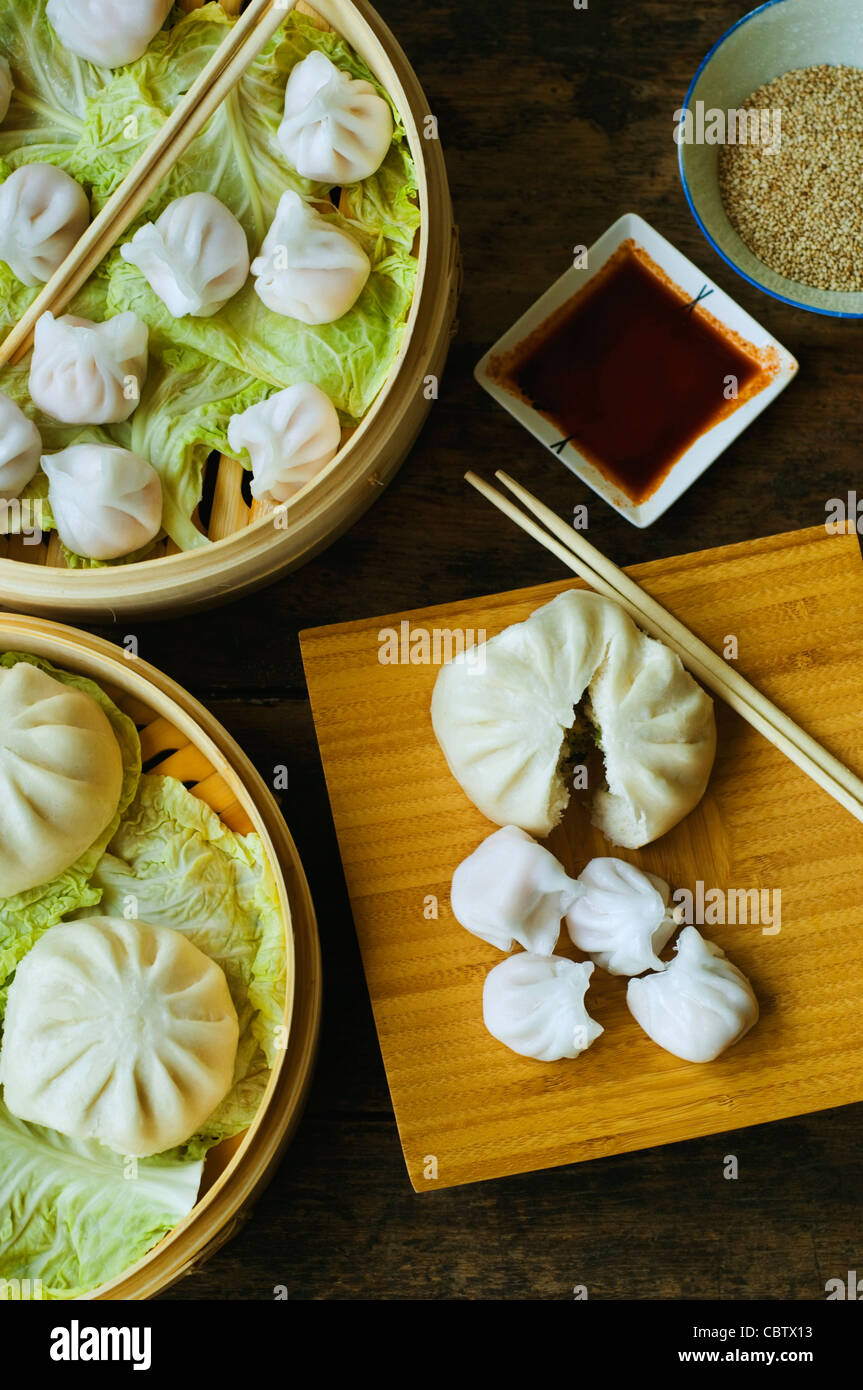 Asian dumpling in steamer with cabbage Stock Photo Alamy