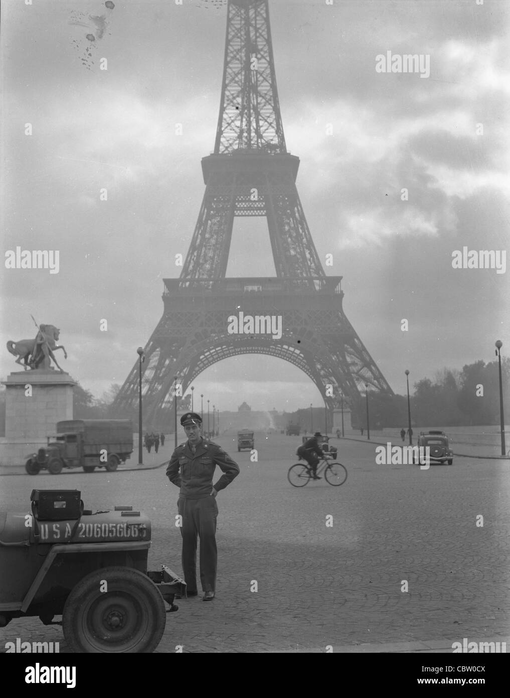 Ww2 france eiffel tower hi-res stock photography and images - Alamy