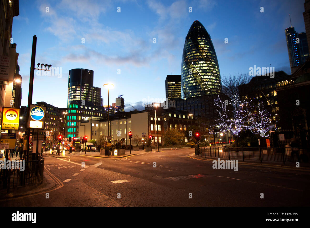 Night time scene in the City of London. 1 St Mary Axe, also knowns as The Gherkin, an iconic skyscraper. Stock Photo