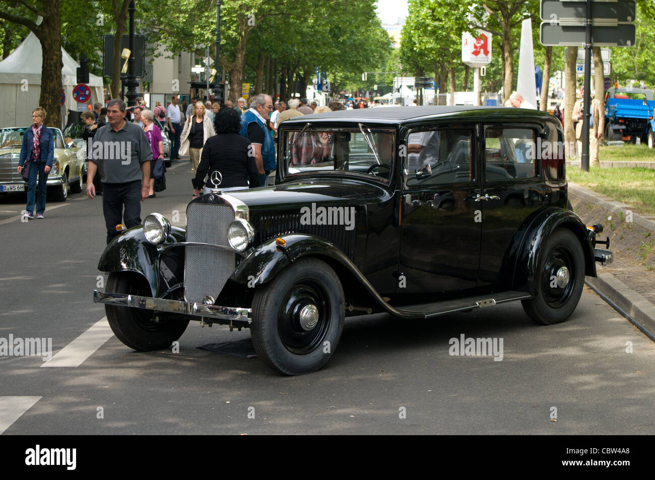 Mercedes-Benz 170 V, Three cheerful ladies dressed in the f…