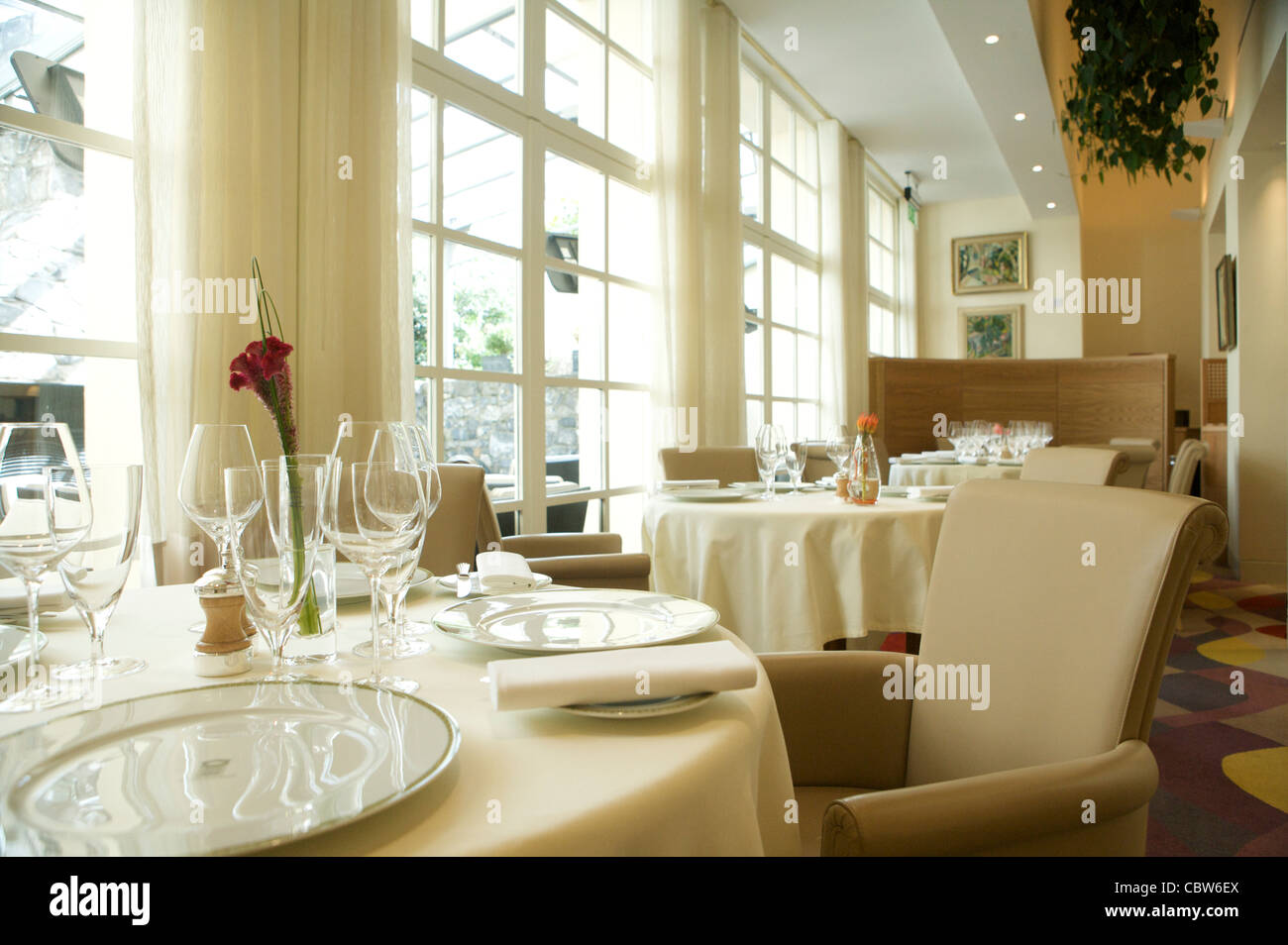 Five star restaurant interior hi-res stock photography and images - Alamy, image size:1300x954