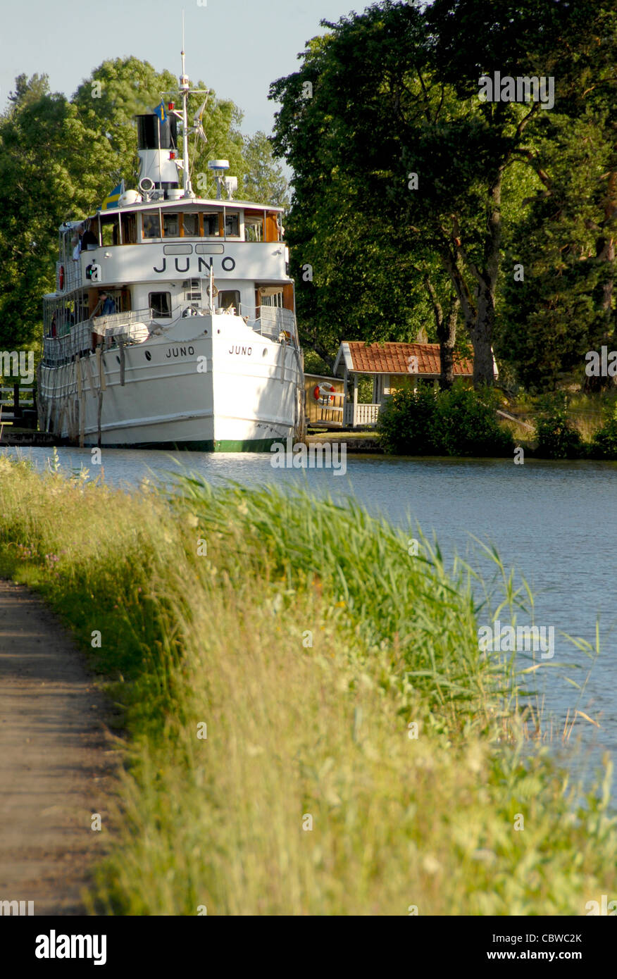 the-historic-steamer-ms-juno-cruising-g-ta-canal-between-riksberg-and
