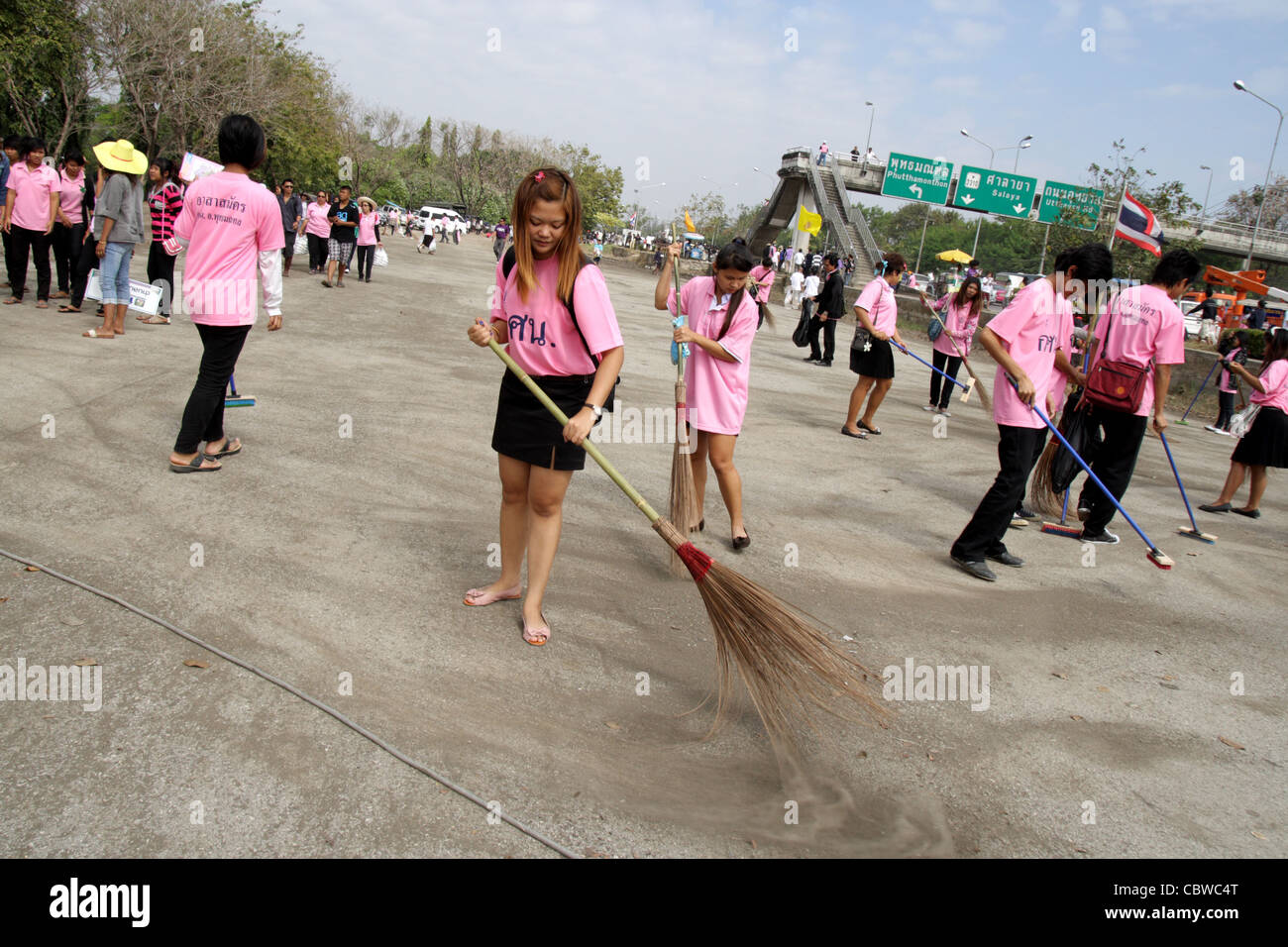 People cleaning street after floodwaters reduced Stock Photo Alamy