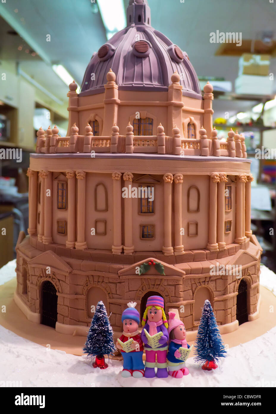 Edible Christmas cake replica of the Radcliffe Camera, Oxford, in the Covered Market Stock Photo