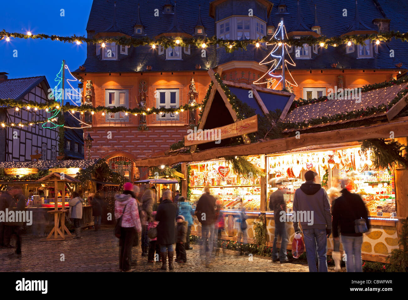 christmas-market-at-the-market-square-of-goslar-harz-mountains-lower