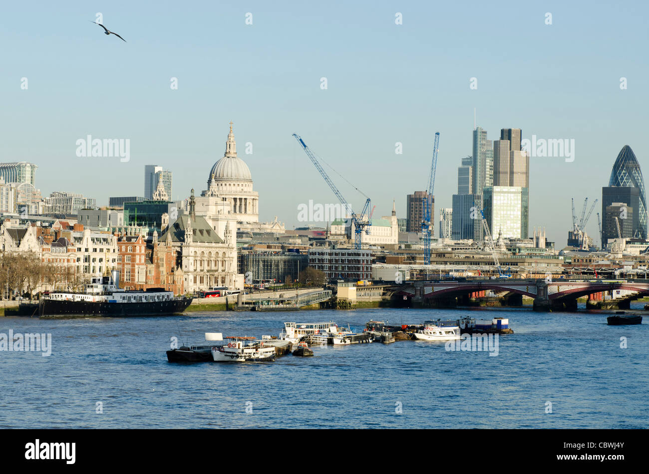 Traffic london skyline uk hi-res stock photography and images - Alamy