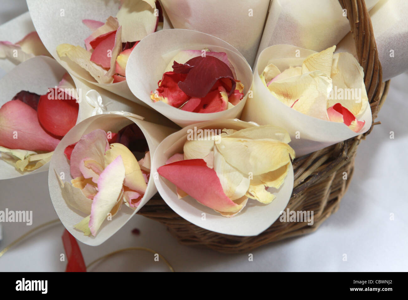 Real flower confetti hi-res stock photography and images - Alamy
