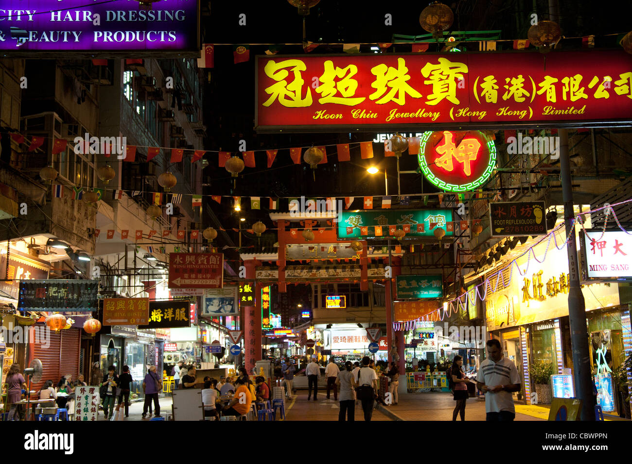 The neon lights and busy street of Temple Street Kowloon, Hong Kong ...