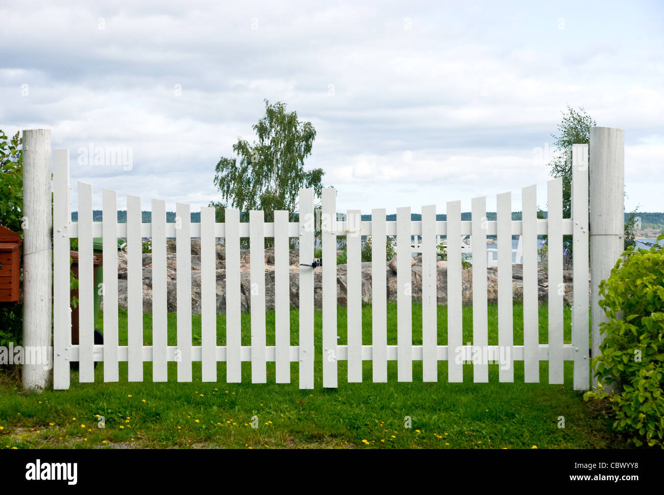 White fence backyard hi-res stock photography and images - Alamy