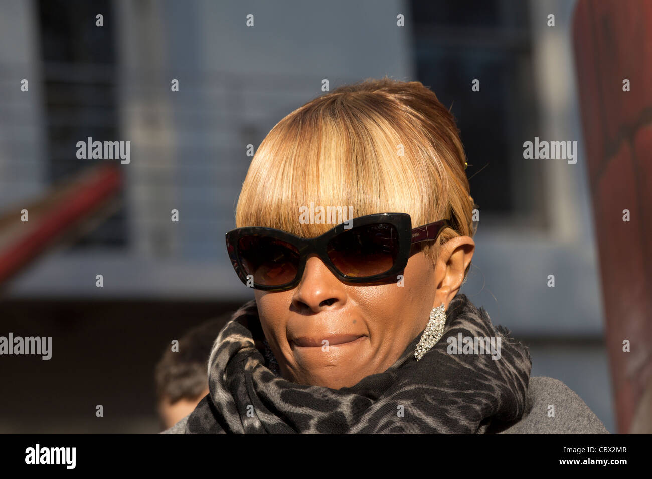 Float Singer Singer Mary J, Blige on the Daily News float in Macys 2011 Thanksgiving ...