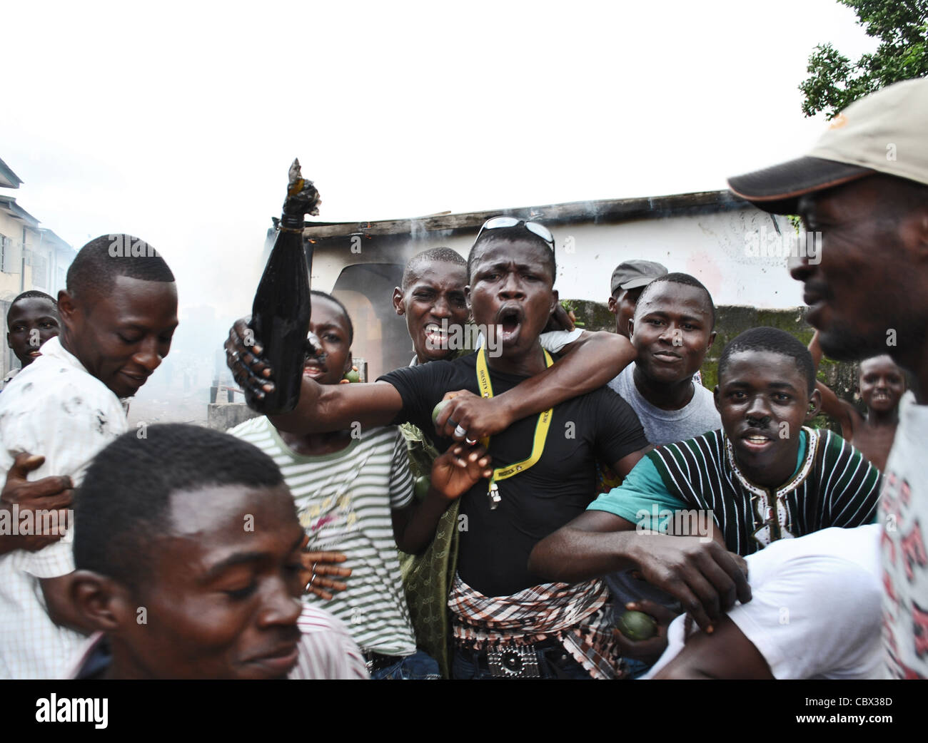 A mob of SLPP supporters with a Molotov Cocktail during political violence in Bo ahead of elections in 2012 - Sierra Leone Stock Photo