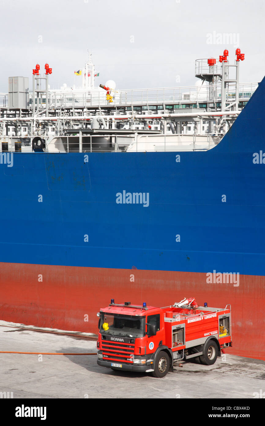 Oil tanker assistance hi-res stock photography and images - Alamy