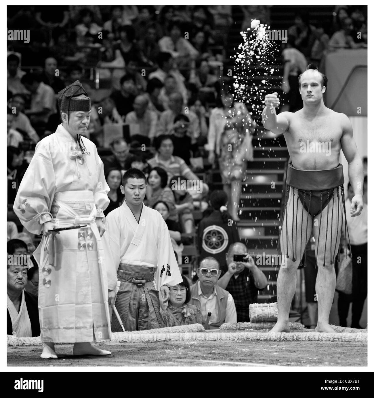 Czech Sumo wrestler Takanoyama throwing salt to purify the ring (Dohyo) - Ryogoku Kokugikan, Tokyo, Japan Stock Photo