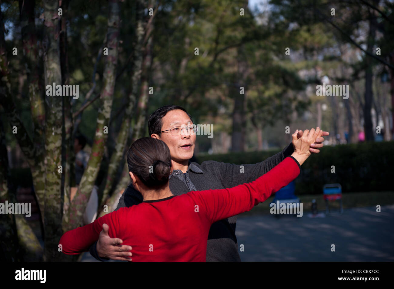 Beijing, Ritan Park. Couple dancing the tango. Stock Photo
