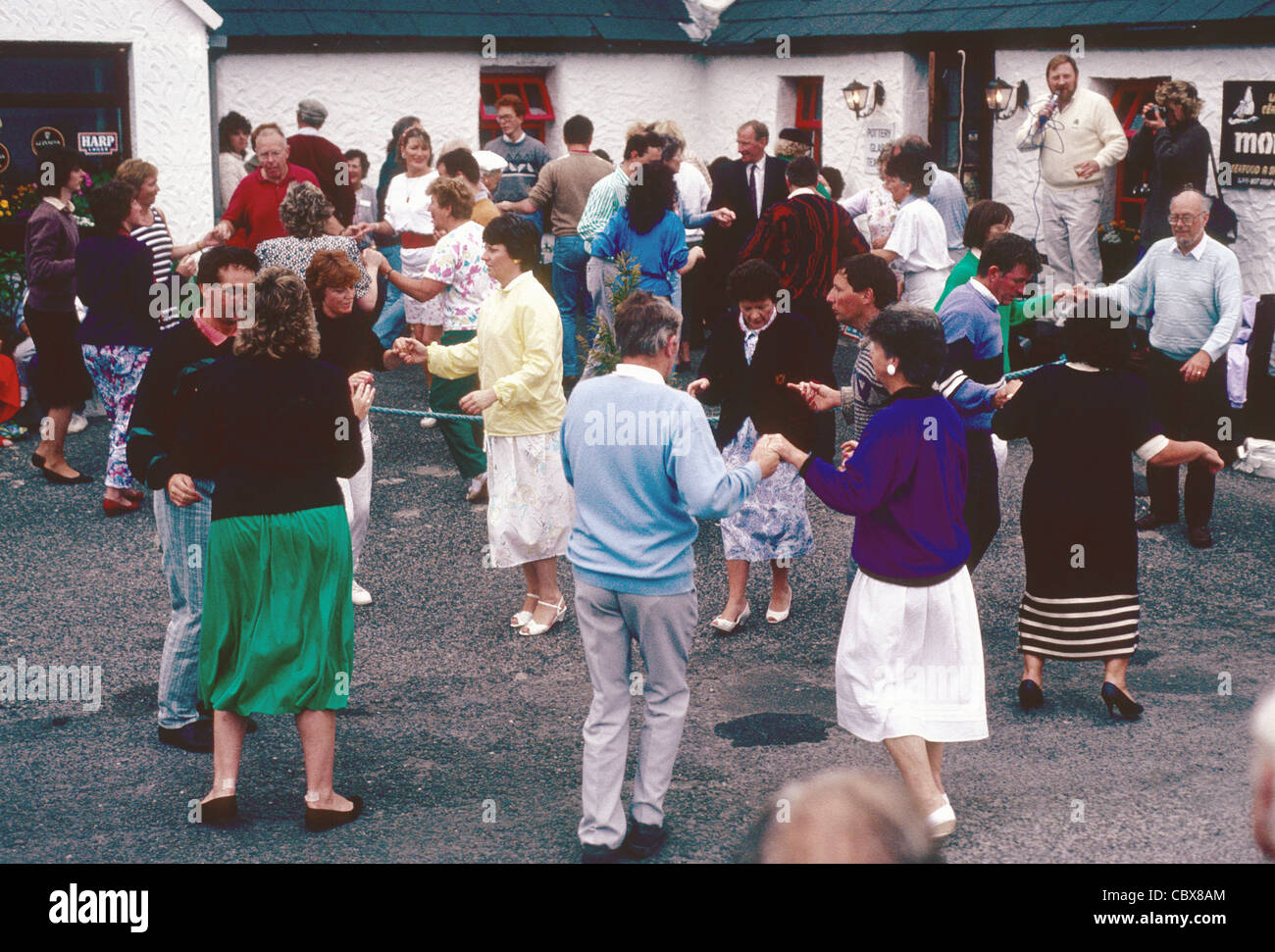Set dancing outside a pub at Ballyvaughan during the annual Merriman Summer School Stock Photo