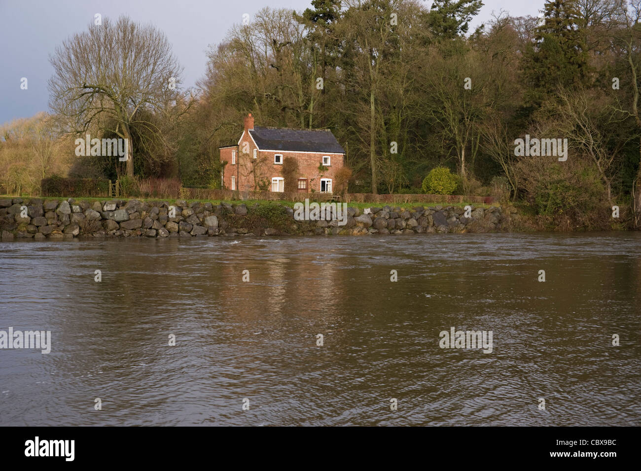 Idyllic Nethouse Cottage On The Banks Of The River Wye In Flood