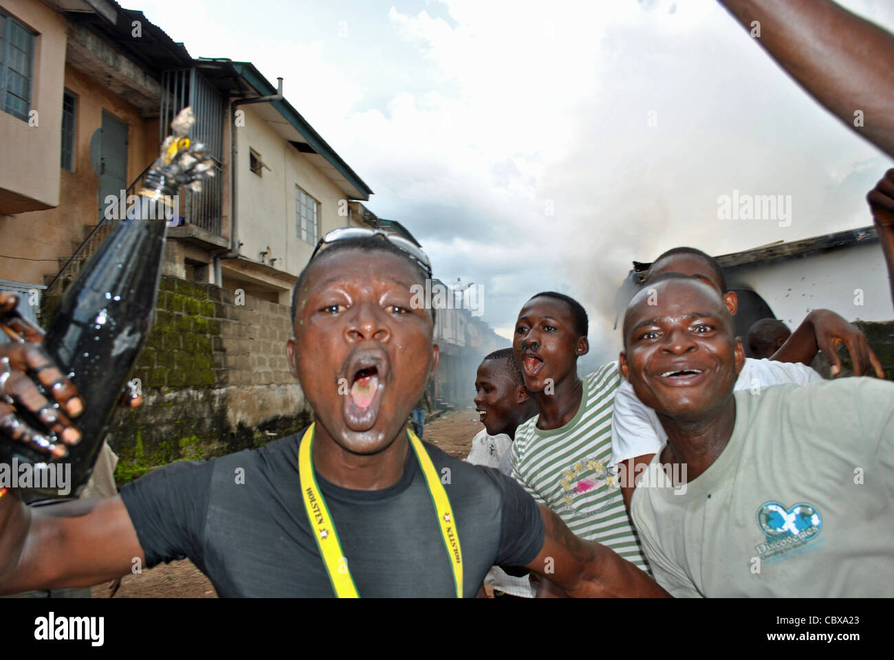 Supporters of SLPP candidate Julius Maada Bio rampage with Molotov cocktails during political violence in Bo town, Sierra Leone Stock Photo