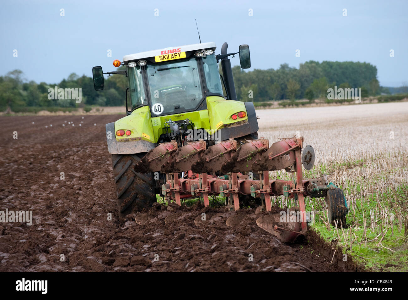 Ploughing in stubble using a Claas 640 Axion and a 5 furrow reversible