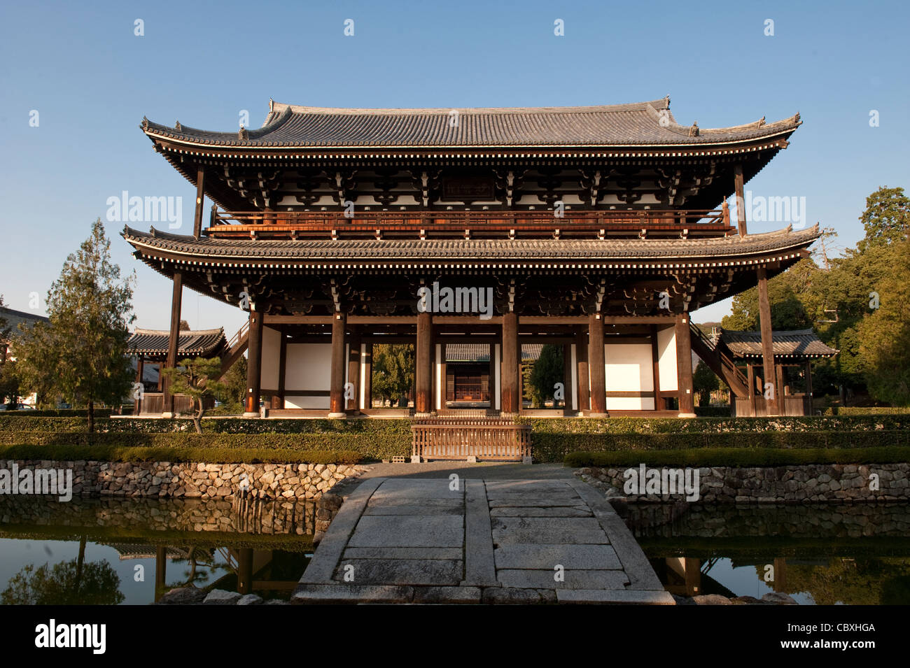 Tofukuji (東福寺, Tōfukuji) is a large Zen temple in southeastern Kyoto ...
