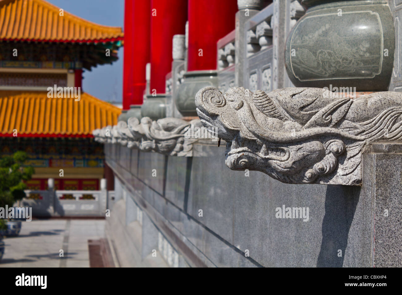 Pillar of dragon sculpture in chinese temple hi-res stock photography ...