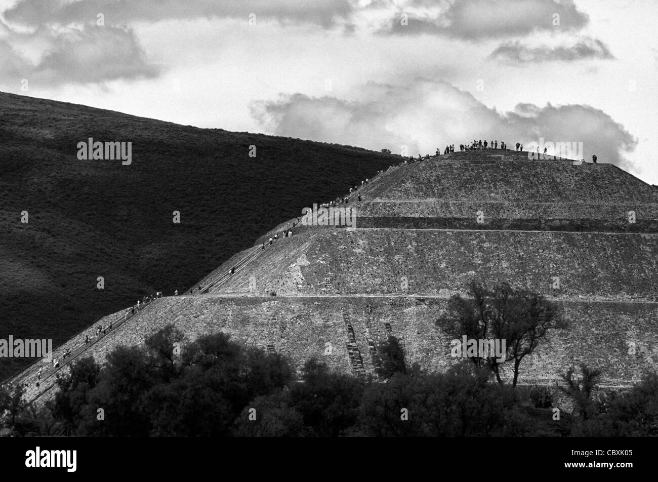 People climbing the Pyramid of the Sun, Teotihuacan, Mexico Stock Photo