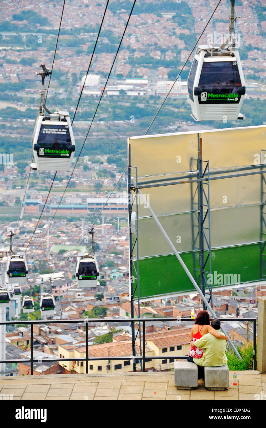 Couple under the cablecar Metrocable, poor quarter Comuna 13, Medellin, Colombia, South America Stock Photo