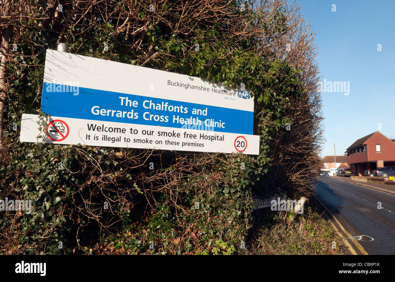 road sign and directions to the Chalfont and Gerrards Cross Health clinic Chalfont St Peter Bucks Stock Photo