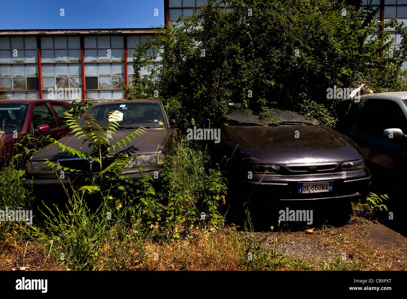 Car junk yard hires stock photography and images Alamy