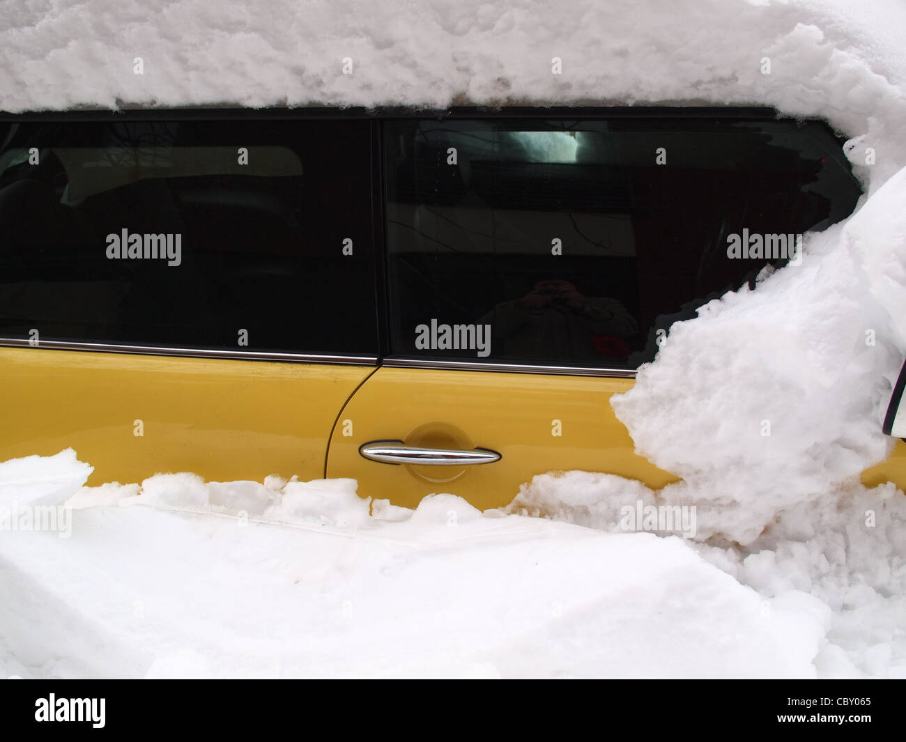 Car buried under snow hi-res stock photography and images - Alamy
