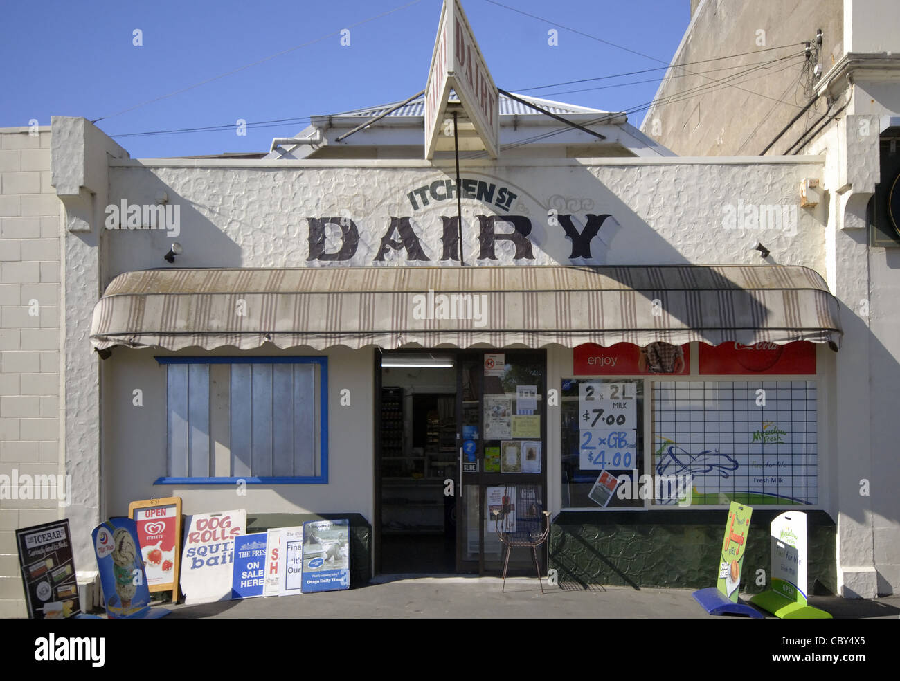 Shop new zealand dairy hires stock photography and images Alamy