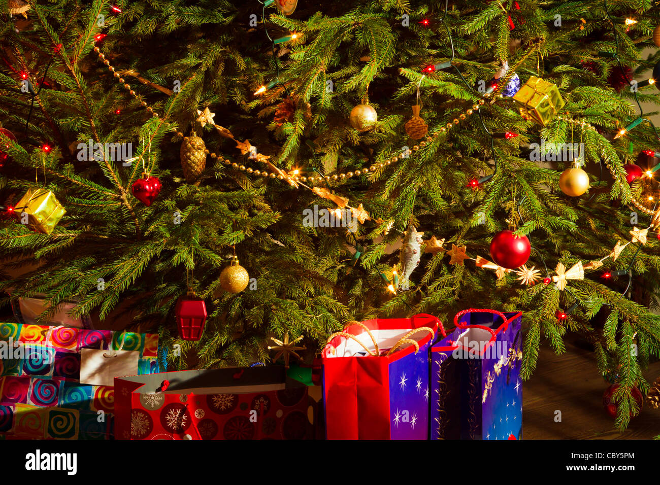 Evergreen christmas tree with gifts Stock Photo Alamy