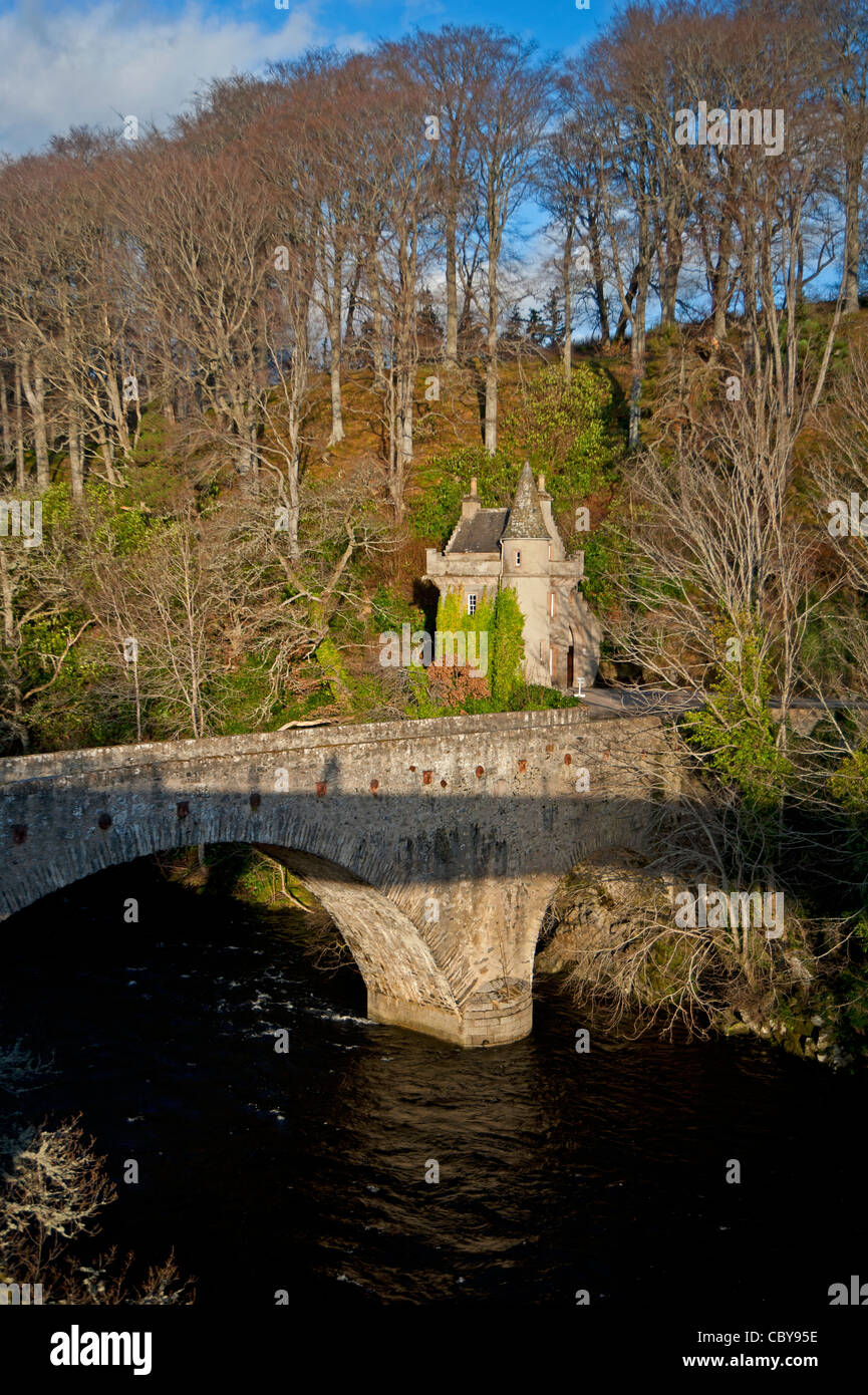 The old bridge of Avon and Castle Gatehouse at Ballindalloch Morayshire, Scotland.  SCO 7815 Stock Photo