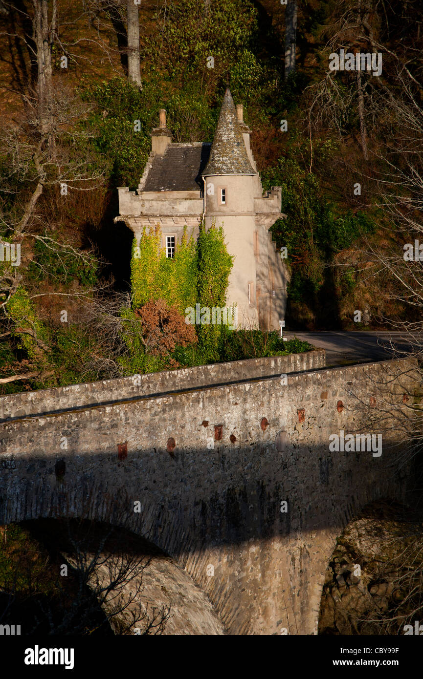 The old bridge of Avon and Castle Gatehouse at Ballindalloch Morayshire, Scotland.  SCO 7817 Stock Photo