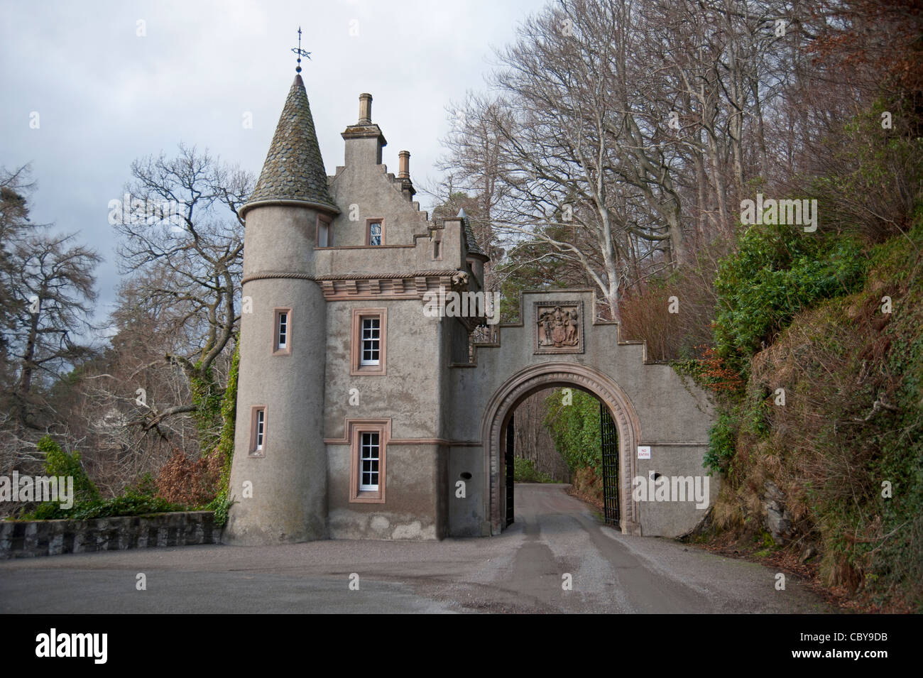 The old bridge of Avon and Castle Gatehouse at Ballindalloch Morayshire, Scotland.  SCO 7819 Stock Photo