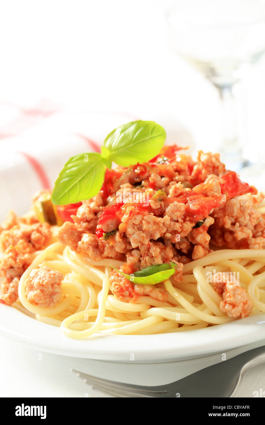 Minced meat sauce served on a bed of cooked spaghetti Stock Photo - Alamy