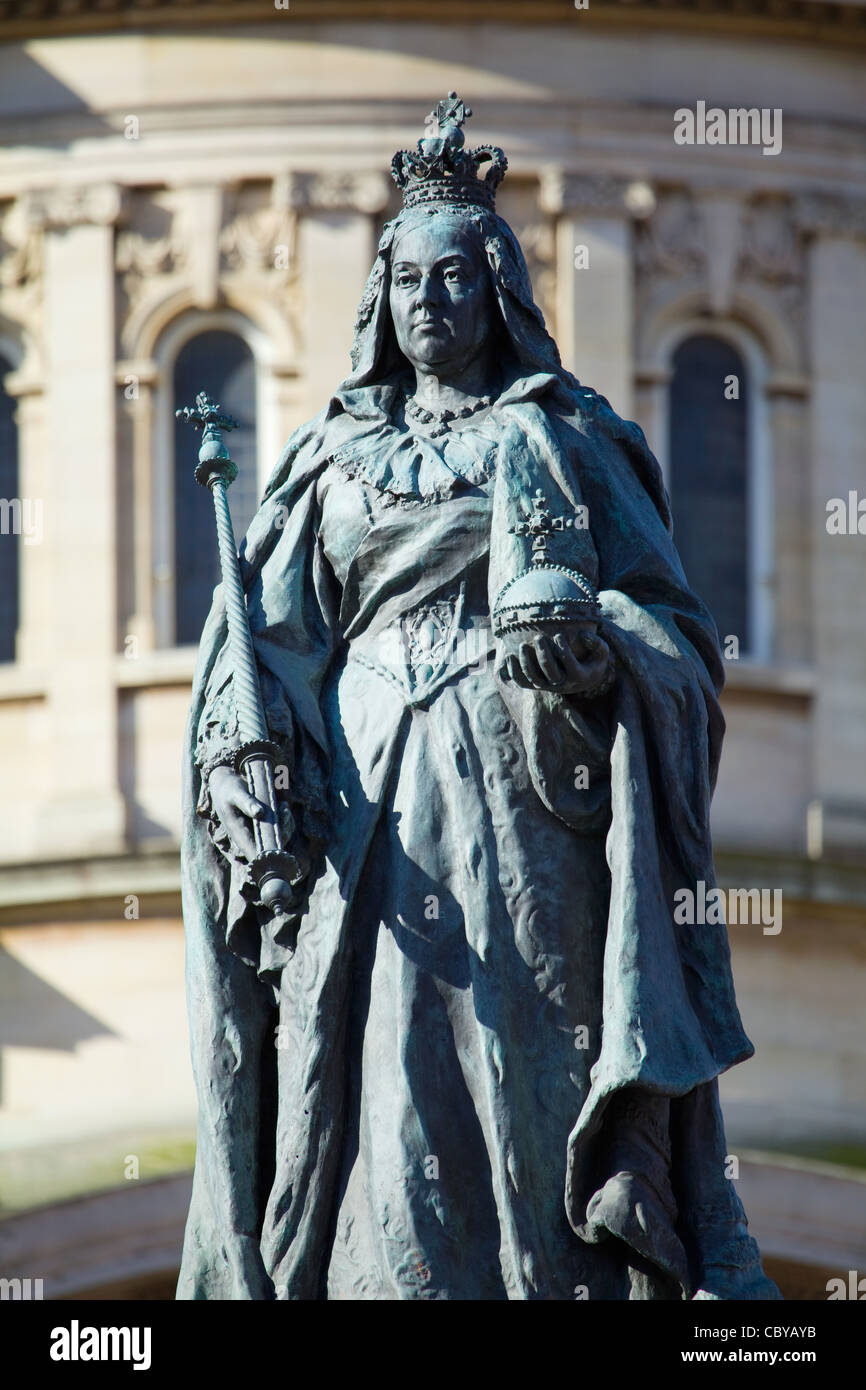 A statue of Queen Victoria in front of the Town Hall in Queen Victoria