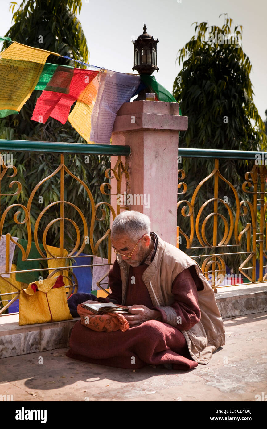 Buddhist monk praying hi-res stock photography and images - Alamy