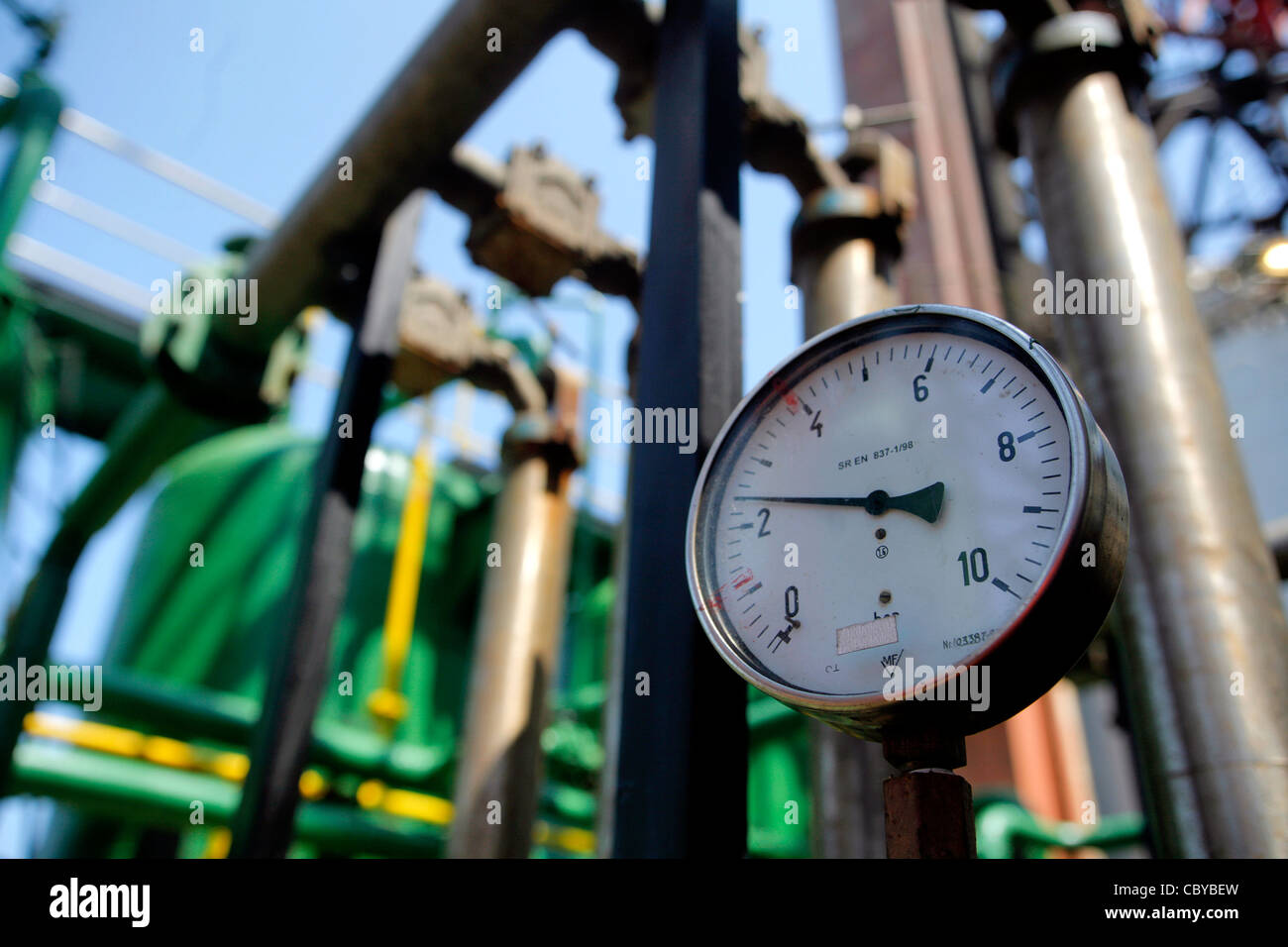 Pressure gauge with many pipes in the background Stock Photo - Alamy