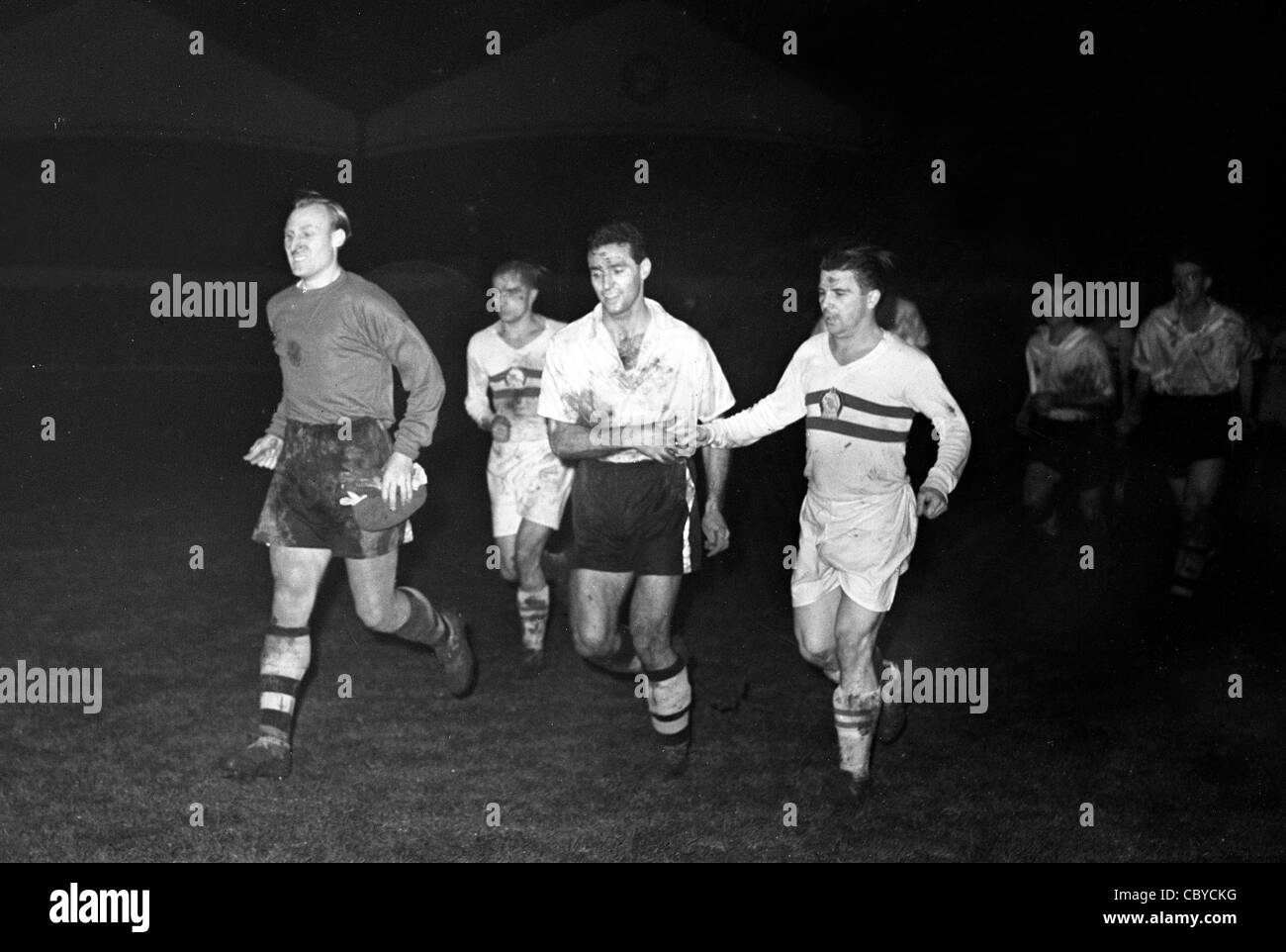 Wolverhampton Wanderers v Honved FC Bert Williams and Eddie Stuart leave the pitch with Ferenc Puskás at Molineux 1954 Stock Photo
